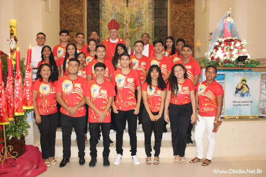 ÓBIDOS: Jovens Recebem o Sacramento da Crisma na Catedral de Sant’Ana